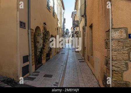 Saint Trope strada stretta con piante e sole Foto Stock