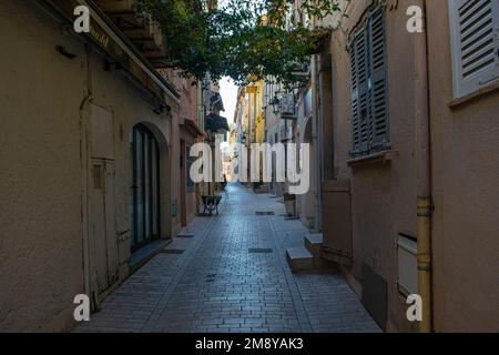 Saint Trope strada stretta con piante e sole Foto Stock