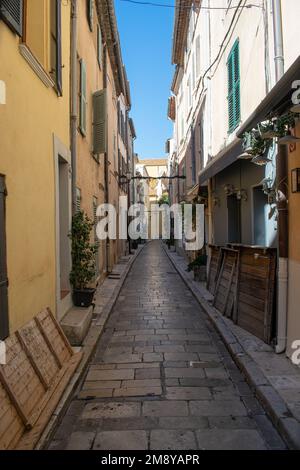 Saint Trope strada stretta con piante e sole Foto Stock