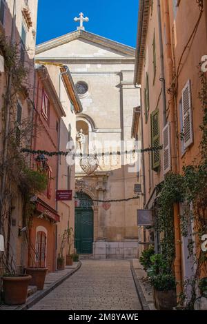 Chiesa di Saint Trope strada stretta con piante e sole Foto Stock