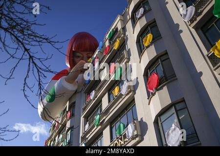 New York, Stati Uniti. 15th Jan, 2023. A seguito di altre grandi attivazioni in tutto il mondo, come l'acquisizione del gigantesco cartellone Cross Shinjuku Vision di Tokyo e il posizionamento di un robot animatronico Yayoi Kusama in movimento sul negozio 5th Avenue a New York City, Louis Vuitton ha ora rifatto in modo massiccio il suo negozio di punta Maison Champs-Elysees a Parigi. Sparsi su tutto l'edificio Art Deco costruito da Georges Vuitton nel 1912, sono i punti di polka colorati di Kusama che ballano attraverso le terrazze in scala. Credit: Abaca Press/Alamy Live News Foto Stock