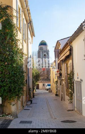 Saint Trope torre strada stretta con piante e sole Foto Stock