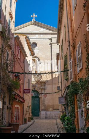 Chiesa di Saint Trope strada stretta con piante e sole Foto Stock