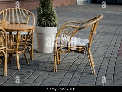 bar all'aperto vuoto sulla veranda. sedie e tavoli in rattan sulla terrazza Foto Stock