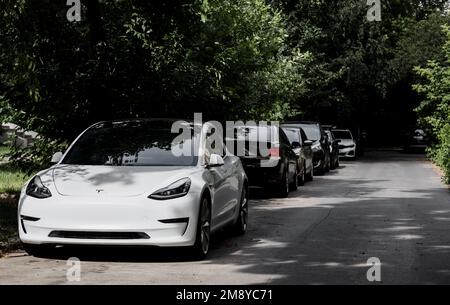 Minsk, Bielorussia, gennaio 2023 - nuova Tesla bianca modello 3. automobile moderna Foto Stock