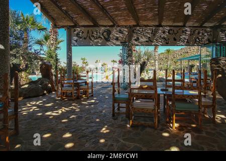 IOS, Grecia - 6 giugno 2021 : Vista di un ristorante all'aperto di un hotel di lusso con una decorazione unica in Grecia iOS Foto Stock