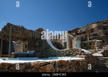 IOS, Grecia - 6 giugno 2021 : Vista di belle ville private decorate con piscina in Grecia iOS Foto Stock