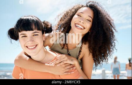 Erano più simili a sorelle. una giovane donna attraente che le dà un amico un giro di piggyback mentre si lega all'esterno. Foto Stock