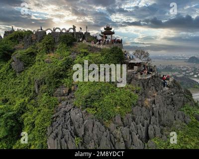Drago gigante al tempio di Hang Mua a Tam Coc, Vietnam Foto Stock