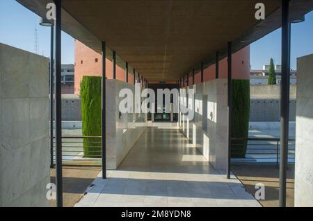 Badajoz, Spagna - 1 aprile 2016: MEIAC Museum edificio corridoio aperto. Situato nella zona dell'ex prigione di Badajoz, ridisegnato da JA Galea Foto Stock