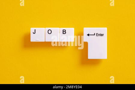Ricerca di lavoro online su Internet. Concetto di business e di reclutamento. Tasti della tastiera del computer con la parola Job. Foto Stock