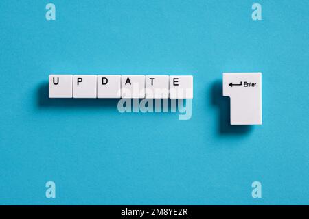 Ricerca online su Internet per trovare, scaricare e installare un aggiornamento. Informazioni di aggiornamento software. Tasti della tastiera del computer con la parola aggiornamento. Foto Stock