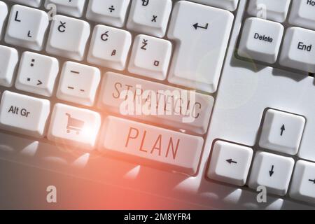 Cartello che mostra il piano strategico. Parola scritta su Un processo di definizione di strategia e di prendere decisioni Foto Stock
