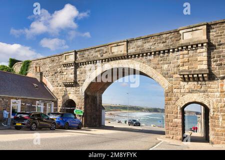 7 settembre 2022: Cullen, Moray, Scozia - il ponte ferroviario su Seafield Street, con una vista attraverso l'arco fino alla spiaggia. Foto Stock