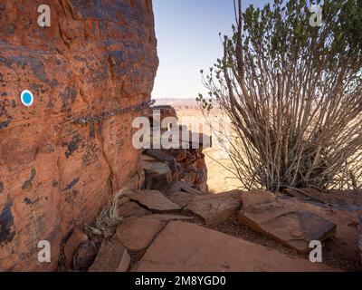 Segnavia e catena sulla pista sommitale sotto lo slot, Mt Bruce (Punurrunha), Karijini National Park, Western Australia Foto Stock