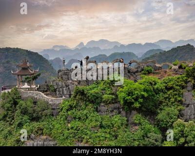 Incredibile statua di drago enorme al punto di vista di Hang Mua Foto Stock