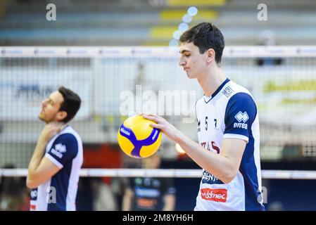 Cisterna, Italia. 15th Jan, 2023. Alessandro Michieletto (ITAS Trentino) durante Top Volley Cisterna vs ITAS Trentino, Volley Serie Italiana A Men Superleague Championship in Cisterna, Italia, Gennaio 15 2023 Credit: Independent Photo Agency/Alamy Live News Foto Stock