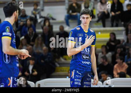 Cisterna, Italia. 15th Jan, 2023. Alessandro Michieletto (ITAS Trentino) durante Top Volley Cisterna vs ITAS Trentino, Volley Serie Italiana A Men Superleague Championship in Cisterna, Italia, Gennaio 15 2023 Credit: Independent Photo Agency/Alamy Live News Foto Stock