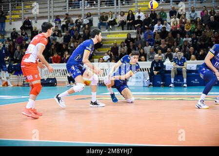 Cisterna, Italia. 15th Jan, 2023. Alessandro Michieletto (ITAS Trentino) durante Top Volley Cisterna vs ITAS Trentino, Volley Serie Italiana A Men Superleague Championship in Cisterna, Italia, Gennaio 15 2023 Credit: Independent Photo Agency/Alamy Live News Foto Stock