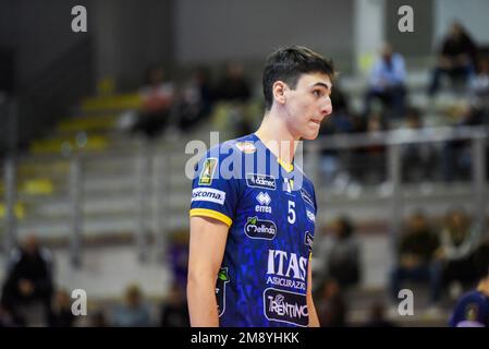 Cisterna, Italia. 15th Jan, 2023. Alessandro Michieletto (ITAS Trentino) durante Top Volley Cisterna vs ITAS Trentino, Volley Serie Italiana A Men Superleague Championship in Cisterna, Italia, Gennaio 15 2023 Credit: Independent Photo Agency/Alamy Live News Foto Stock