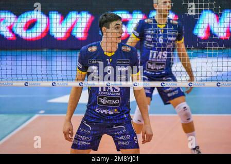 Cisterna, Italia. 15th Jan, 2023. Alessandro Michieletto (ITAS Trentino) durante Top Volley Cisterna vs ITAS Trentino, Volley Serie Italiana A Men Superleague Championship in Cisterna, Italia, Gennaio 15 2023 Credit: Independent Photo Agency/Alamy Live News Foto Stock