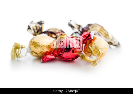 Caramelle dolci avvolte in foglio isolato su sfondo bianco. Foto Stock