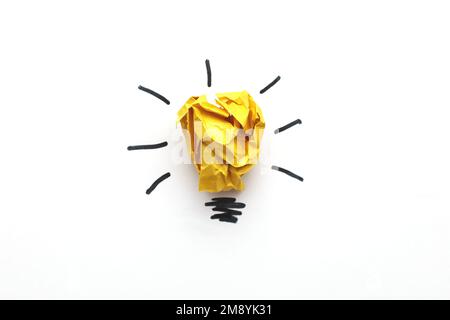 bulbo di ligiunto in carta giallottata come idea creativa e innovazione concettuale. Foto Stock