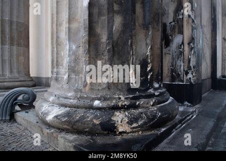 Berlino, Germania. 16th Jan, 2023. Uno dei pilastri della porta di Brandeburgo è parzialmente distrutto. Durante la notte, una macchina si è schiantata in uno dei pilastri per ragioni che non sono state ancora spiegate. Una persona nel veicolo è stata uccisa. Al momento non sono disponibili informazioni precise sulle cause dell'incidente. Credit: Paul Zinken/dpa/Alamy Live News Foto Stock