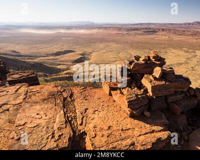 Un caolino di roccia segna la cima della cresta sopra lo slot, la miniera di Marrandoo si trova nella bg, il Monte Bruce (Punurrunha), il Parco Nazionale di Karijini, Australia Occidentale Foto Stock