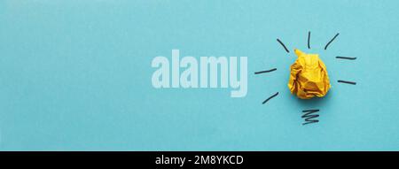 bulbo di ligiunto in carta giallottata come idea creativa e innovazione concettuale. Foto Stock