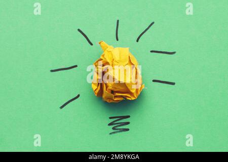 bulbo di ligiunto in carta giallottata come idea creativa e innovazione concettuale. Foto Stock