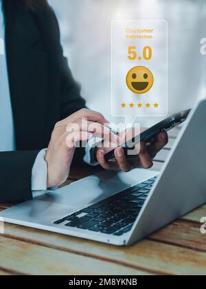 Analisi dei clienti, soddisfazione, feedback, concetti del sondaggio. L'utente che dà 5 stelle di valutazione con sorriso volto icona per l'esperienza di servizio, classifica aziendale Foto Stock