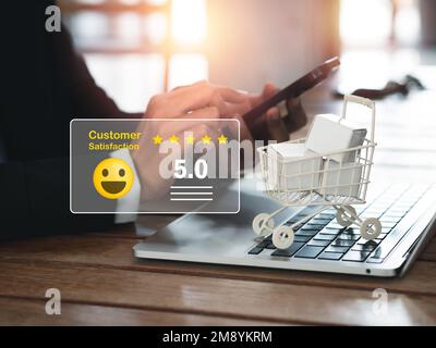 Analisi dei clienti, soddisfazione, feedback, concetti del sondaggio. L'utente che dà 5 stelle punteggio con sorriso volto icona per l'esperienza di servizio, business ra Foto Stock