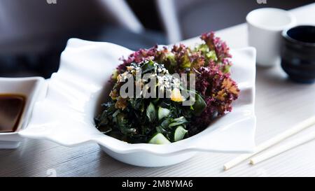 Insalata di alghe asiatiche con salsa di miso. Ricetta asiatica tradizionale. Foto Stock