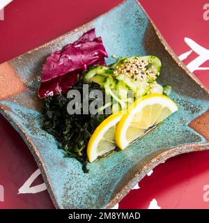 Insalata di alghe asiatiche con salsa di miso. Ricetta asiatica tradizionale. Foto Stock