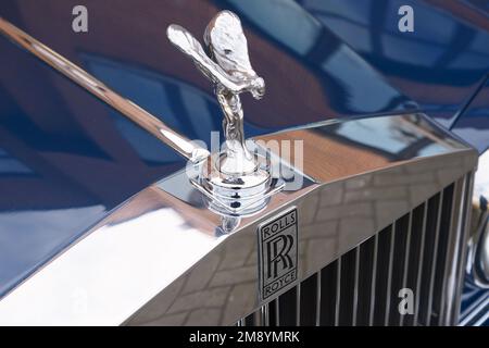 Bruxelles, Belgio -07 gennaio 2023: Rolls Royce con la famosa mascotte con emblema alare il 07 gennaio 2023 a Bruxelles, Belgio Foto Stock