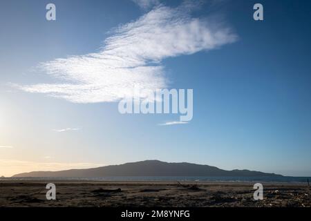 Nuvola su Kapiti Island, Waikanae, Kapiti District, North Island, Nuova Zelanda Foto Stock