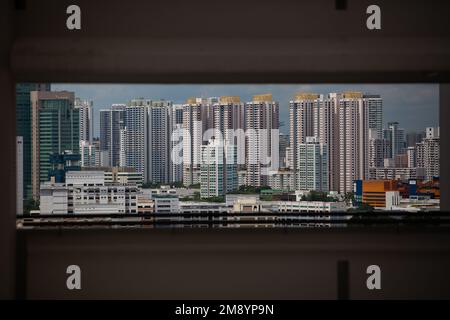 Alto complesso residenziale nell'area di Toa Payoh attraverso lo spazio delle finestre del corridoio. Singapore. Foto Stock