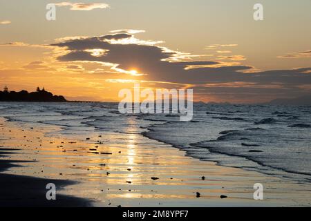 Tramonto sulla spiaggia di Waikanae, Kapiti District, North Island, Nuova Zelanda Foto Stock