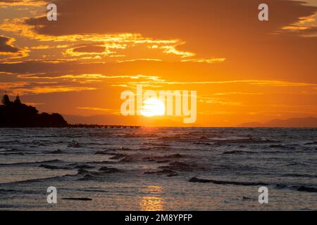 Tramonto sulla spiaggia di Waikanae, Kapiti District, North Island, Nuova Zelanda Foto Stock