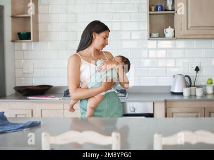 Questo è l'unico modo in cui si addormenta. una giovane madre che si lega con il suo bambino a casa. Foto Stock