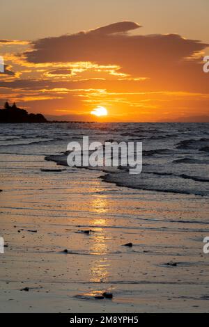 Tramonto sulla spiaggia di Waikanae, Kapiti District, North Island, Nuova Zelanda Foto Stock