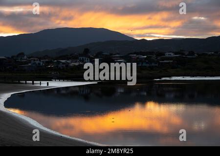 Alba sull'estuario di Waikanae, distretto di Kapiti, Isola del Nord, Nuova Zelanda Foto Stock