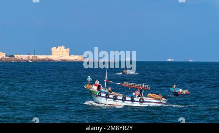 Una vista aerea delle barche sul mare sullo sfondo degli edifici di Alessandria Foto Stock