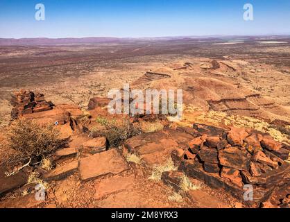 I segnavia mostrano la strada per la discesa slot, Mt Bruce (Punurrunha) 1234m, Karijini National Park, Western Australia Foto Stock