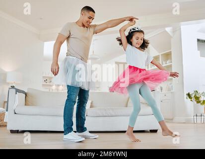 Alla fine, essere un pal è tutto ciò che conta. un padre che ballava con la figlia nel soggiorno di casa. Foto Stock