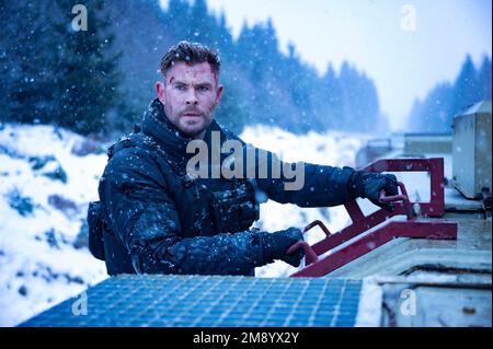 CHRIS HEMSWORTH in EXTRACTION 2 (2022), diretto da SAM HARGRAVE. Credito: AGBO / Netflix / Album Foto Stock