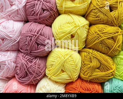 Sfere di filato colorate. I colori dell'arcobaleno. Tutti i colori. Filati per maglieria. Foto Stock