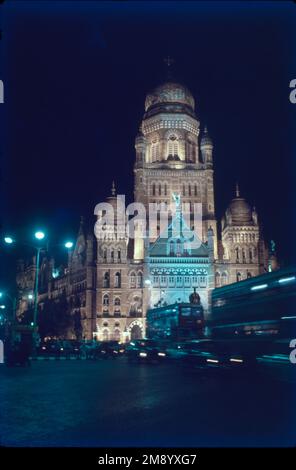 Il Municipal Corporation Building, Mumbai, situato a Mumbai Sud, Maharashtra, India è un edificio storico di grado IIA di fronte al Chhatrapati Shivaji Terminus, all'incrocio tra Dadabhai Naoroji Road e Mahapalika Marg. Questo edificio di Mumbai ha sede la più grande società municipale dell'India. Progettata in architettura Vittoriana, la struttura è totalmente ipnotizzante Foto Stock