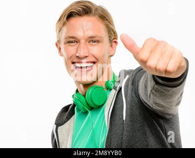 Im super felice di questo. un bel giovane che si alza da solo in studio e mostra un pollice in su. Foto Stock